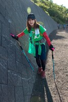 高所恐怖症のため崖に近づけない森咲樹。