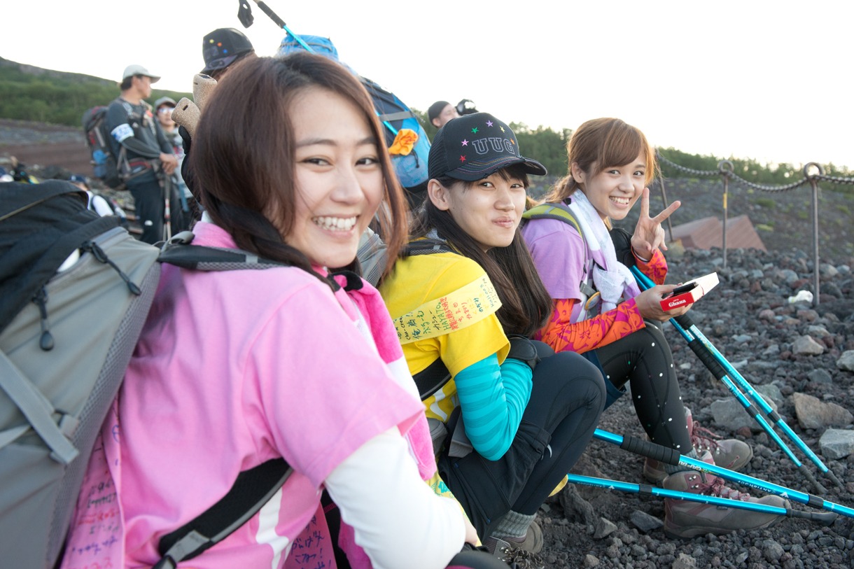 休憩中の古川小夏、佐保明梨、佐藤綾乃。