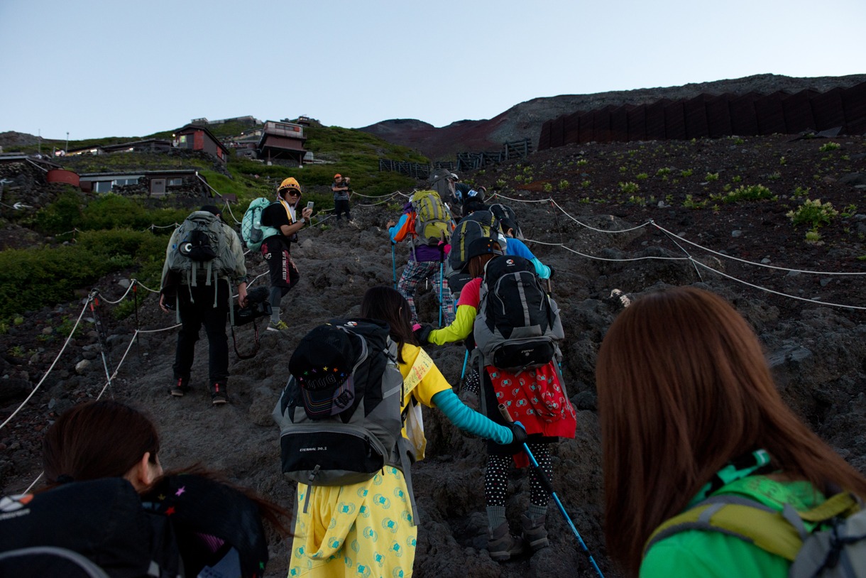 登山中のアップアップガールズ（仮）。
