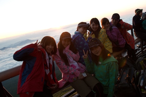 御来光をバックに記念撮影するアップアップガールズ（仮）。