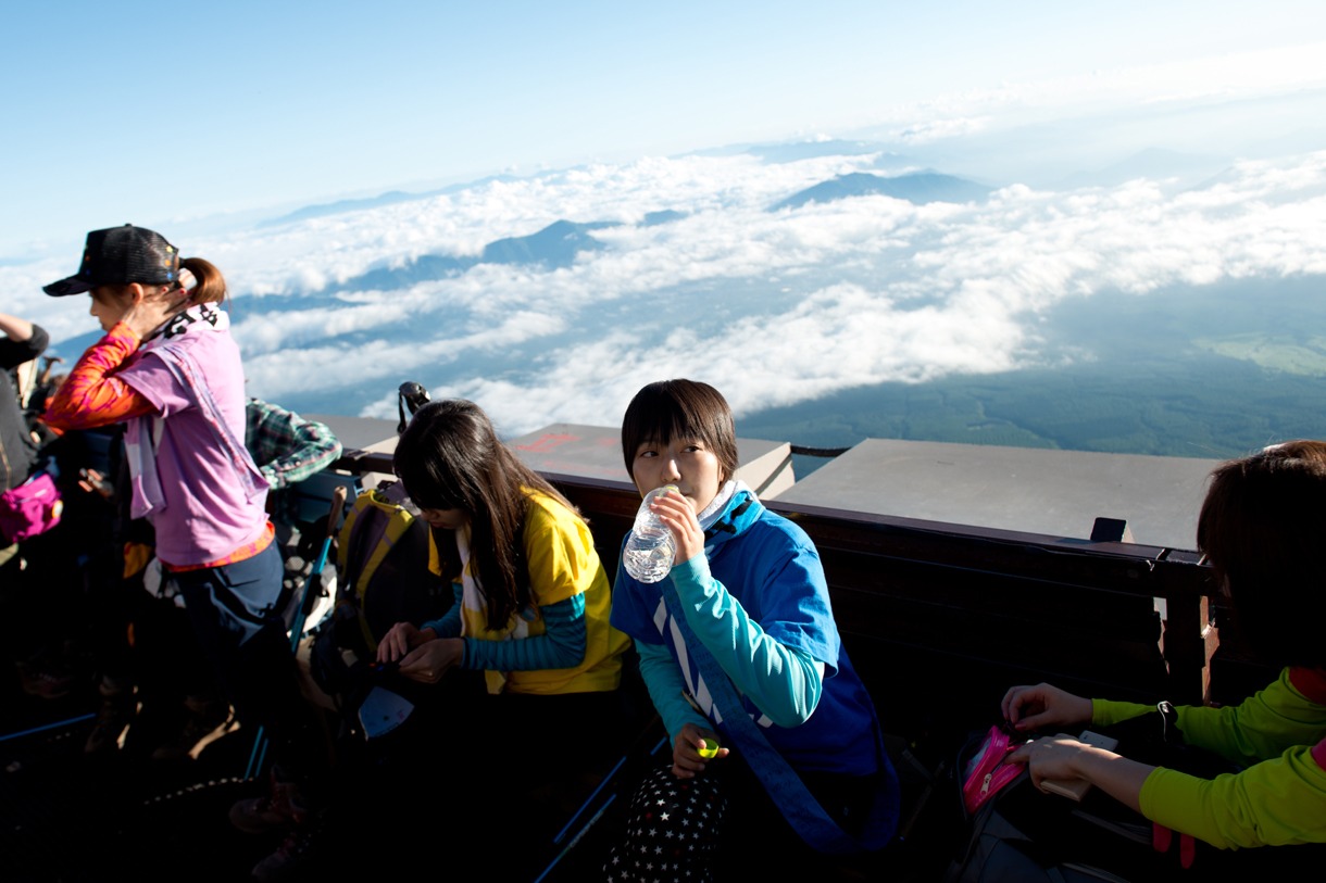 山小屋にて休憩するアップアップガールズ（仮）。