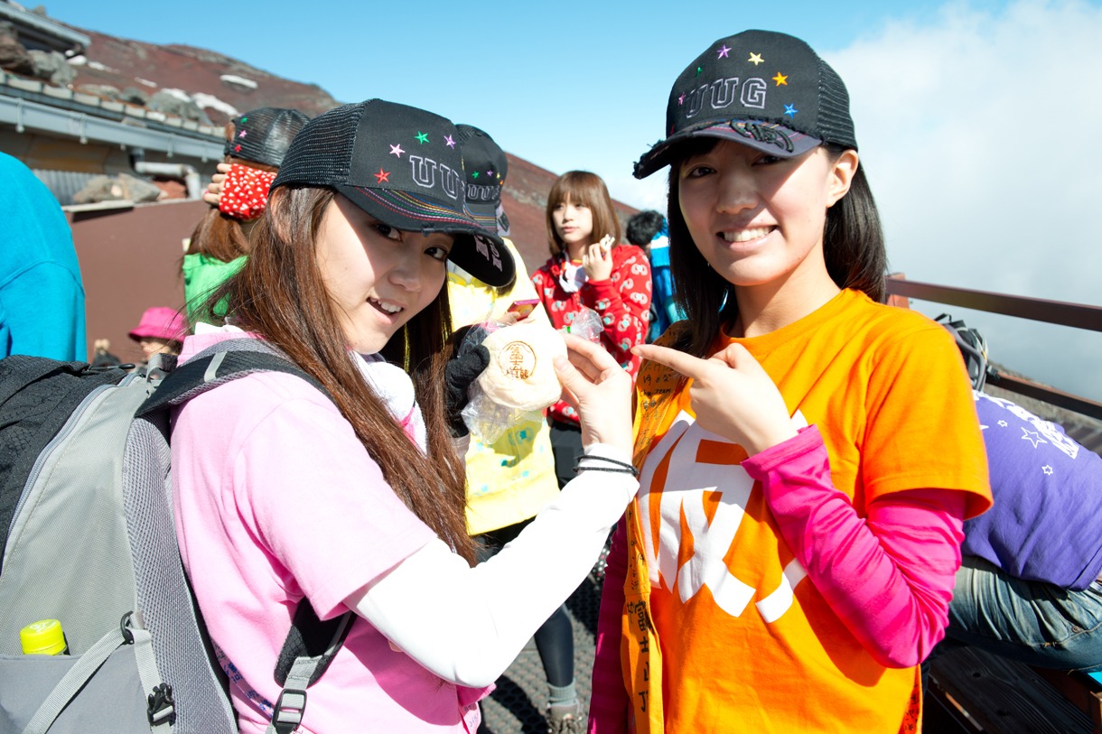 山小屋名物のあんぱんをアピールする古川小夏、関根梓。