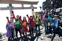 山頂に到着したアップアップガールズ（仮）。