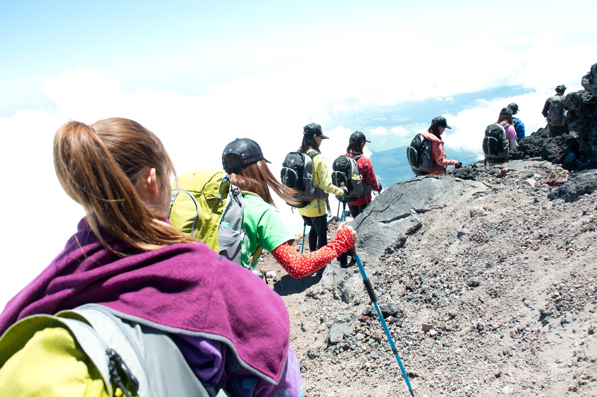断崖絶壁を歩くアップアップガールズ（仮）。