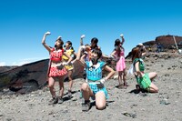 「全力！Pump Up!!」を山頂で披露するアップアップガールズ（仮）。