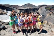 富士山火口付近で記念撮影するアップアップガールズ（仮）。