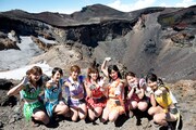 富士山火口付近で記念撮影するアップアップガールズ（仮）。