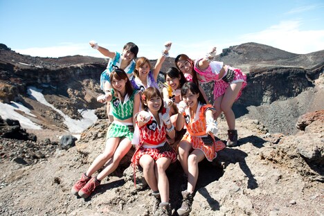 富士山火口付近で記念撮影するアップアップガールズ（仮）。
