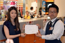 1日店長就任の辞令を受け取る片平里菜（左）。