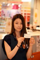 自身の名刺を手にする片平里菜。