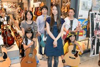 ギター特別レッスン参加者と記念撮影をする片平里菜。