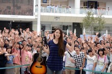 観客と記念撮影をする片平里菜。