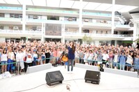 観客と記念撮影をする片平里菜。