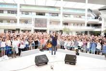 観客と記念撮影をする片平里菜。