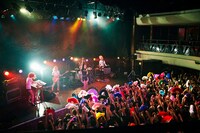 女王蜂「夏の自由研究～蜂月蜂日～」キネマ倶楽部公演の様子。（撮影：中野修也）