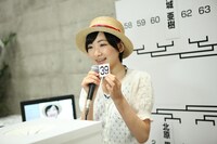 くじを引く生駒里奈。 (c) AKS