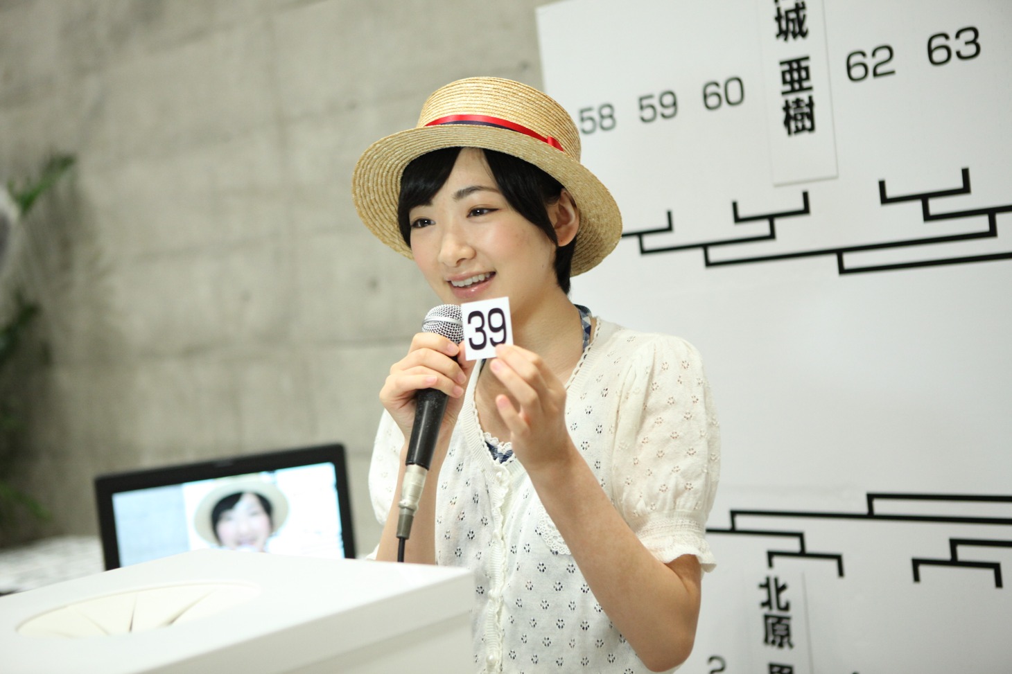 くじを引く生駒里奈。 (c) AKS