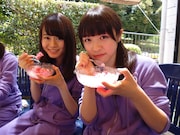 左から山崎怜奈、渡辺みり愛。 (c)乃木坂46LLC