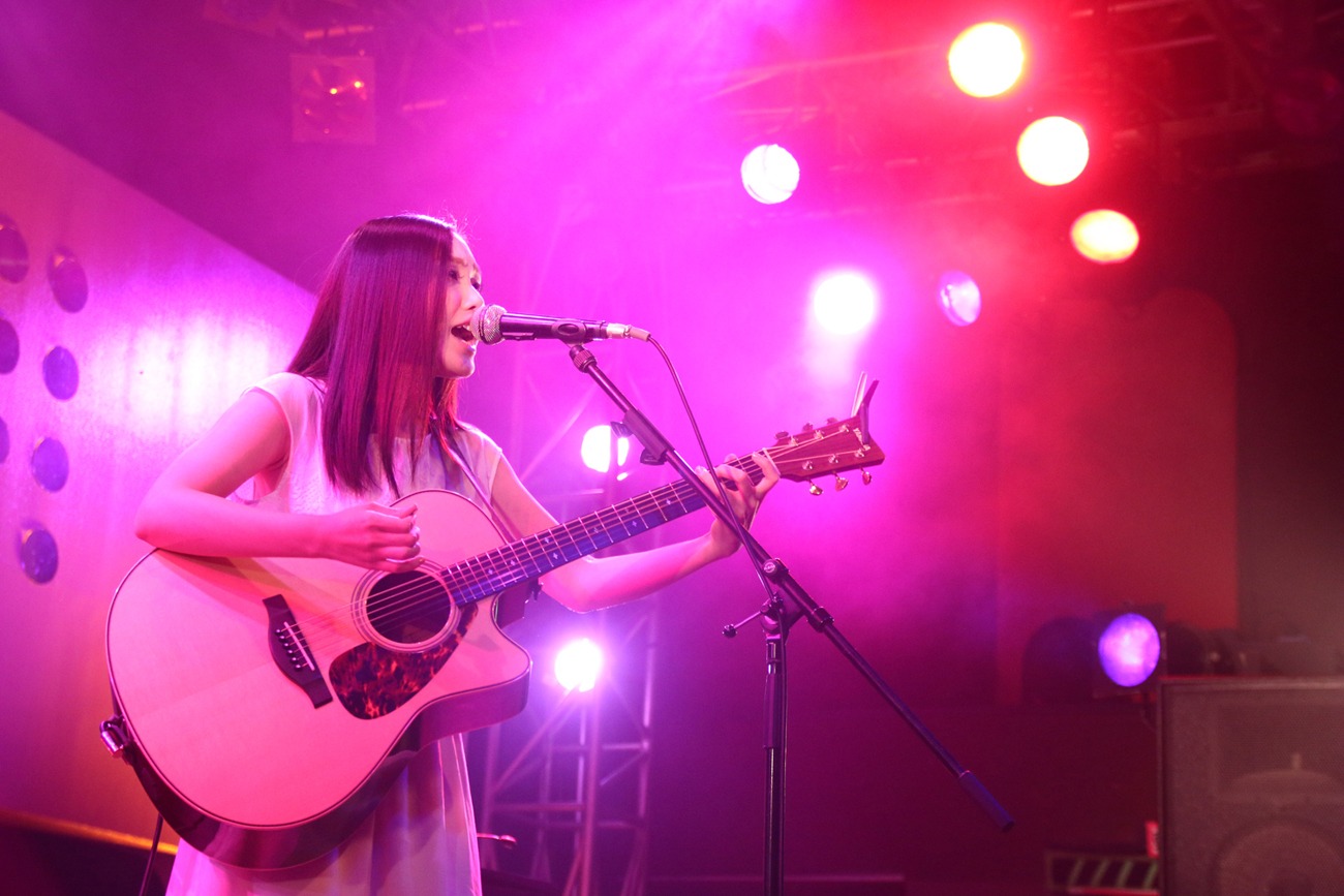東京・渋谷duo MUSIC EXCHANGEのコンベンションライブで歌うななみ。