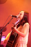 東京・渋谷duo MUSIC EXCHANGEのコンベンションライブで歌うななみ。