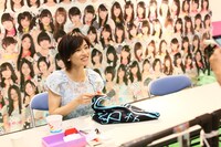 大人AKB48”塚本まり子による「ボタン付け」の様子。(C)AKS