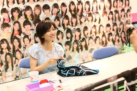 大人AKB48”塚本まり子による「ボタン付け」の様子。(C)AKS