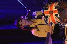 ドラムを叩くももぴ。 （Photo by ElNinoTheIdol / mel house）