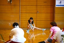 アキレス腱をしっかり伸ばす小池。