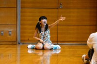 元気な声でルールを説明する小池。