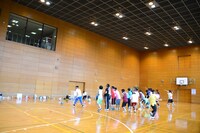 「玉入れ競争」では四方八方にボールが転がり大混乱。