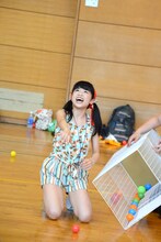 ボールを放り投げて計数する小池。