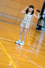 想定外に長い縄だったためどのように使うべきか思案しつつも笑顔を絶やさない小池。