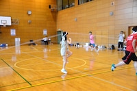 縄を飛び越える小池。