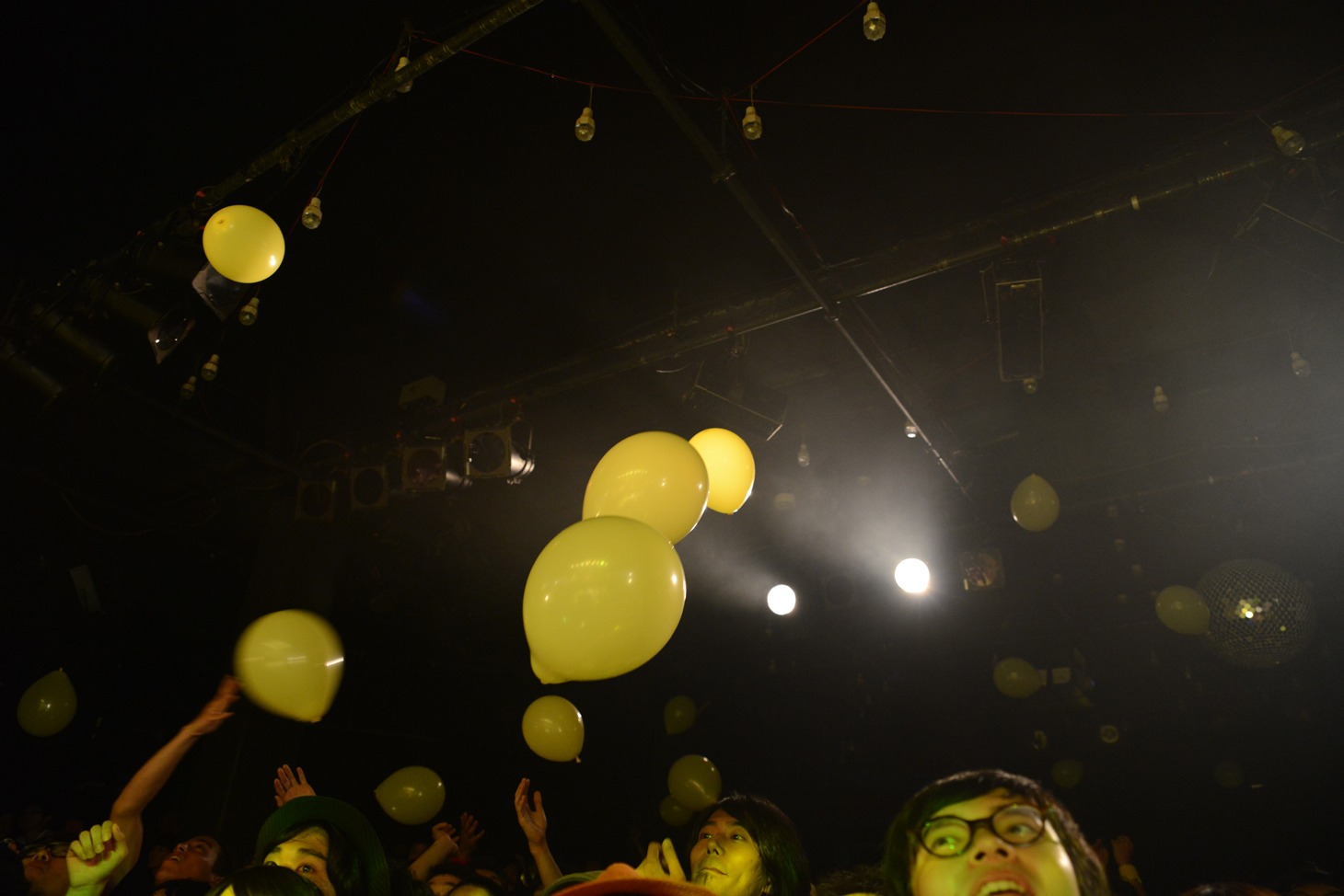 会場に放たれた黄色い風船。 （Photo by ElNinoTheIdol / mel house）