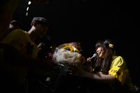 ファンからの花束を受け取るゆいざらす。 （Photo by ElNinoTheIdol / mel house）