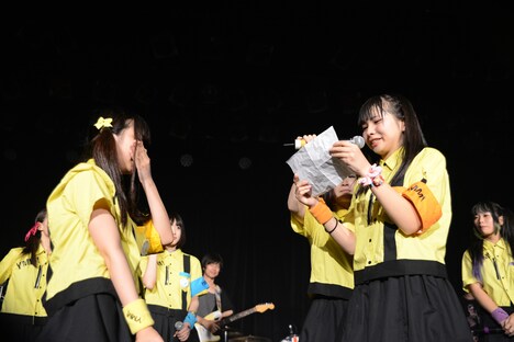 ゆいざらす母の手紙を読みながら号泣するちー坊。（Photo by ElNinoTheIdol / mel house）