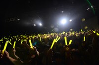 サイリウムでゆいざらすの色に染まるフロア。（Photo by ElNinoTheIdol / mel house）