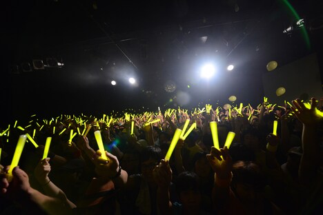 サイリウムでゆいざらすの色に染まるフロア。（Photo by ElNinoTheIdol / mel house）