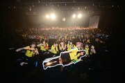 観客を背に記念撮影するゆるめるモ！。 （Photo by ElNinoTheIdol / mel house）