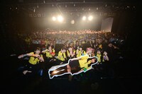 観客を背に記念撮影するゆるめるモ！。 （Photo by ElNinoTheIdol / mel house）