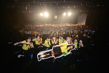 観客を背に記念撮影するゆるめるモ！。 （Photo by ElNinoTheIdol / mel house）