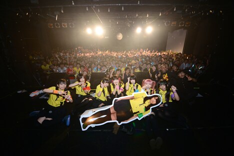 観客を背に記念撮影するゆるめるモ！。 （Photo by ElNinoTheIdol / mel house）