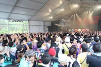 「ROCK IN JAPAN FESTIVAL」でのチームしゃちほこのライブの様子。(C)ROCK IN JAPAN FESTIVAL 2014