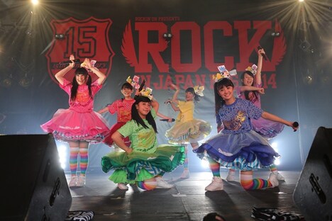 「ROCK IN JAPAN FESTIVAL」でのチームしゃちほこのライブの様子。(C)ROCK IN JAPAN FESTIVAL 2014