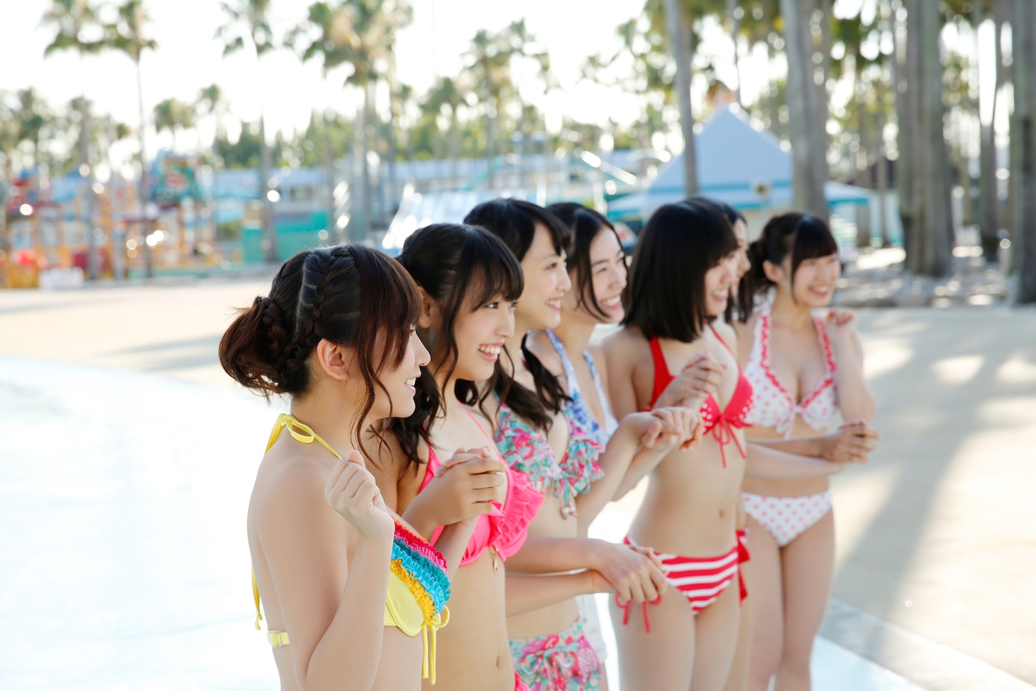 「ナガシマジャンボ海水プール」のCM撮影中のワンシーン。(c)AKS