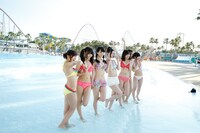 「ナガシマジャンボ海水プール」のCM撮影中のワンシーン。(c)AKS