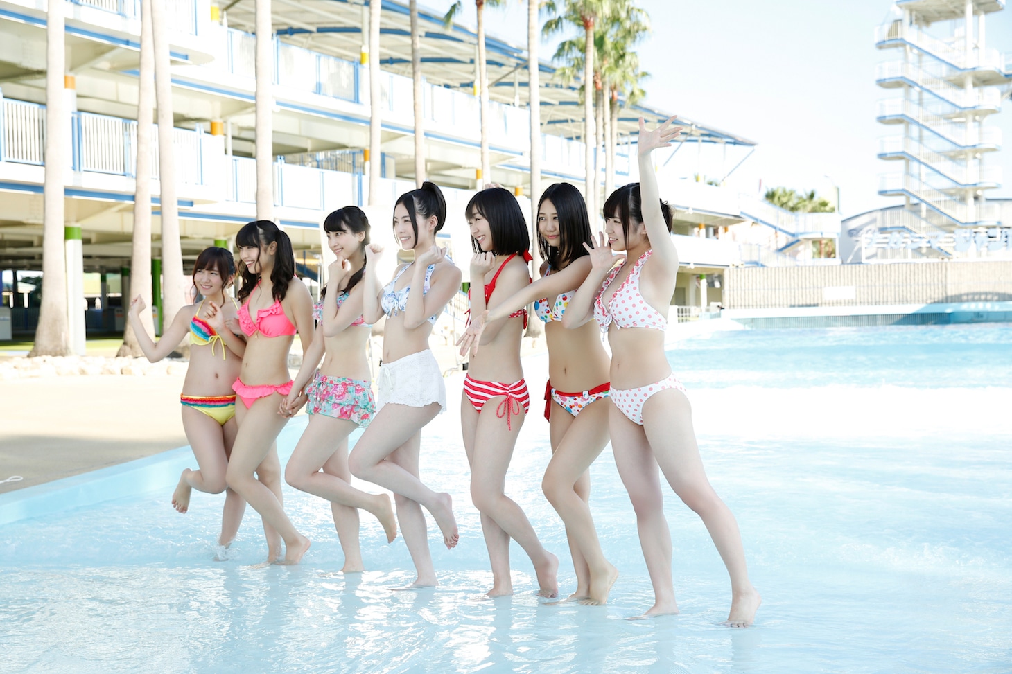 「ナガシマジャンボ海水プール」のCM撮影中のワンシーン。(c)AKS