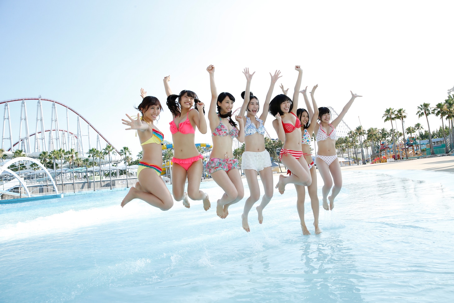 「ナガシマジャンボ海水プール」のCM撮影中のワンシーン。(c)AKS