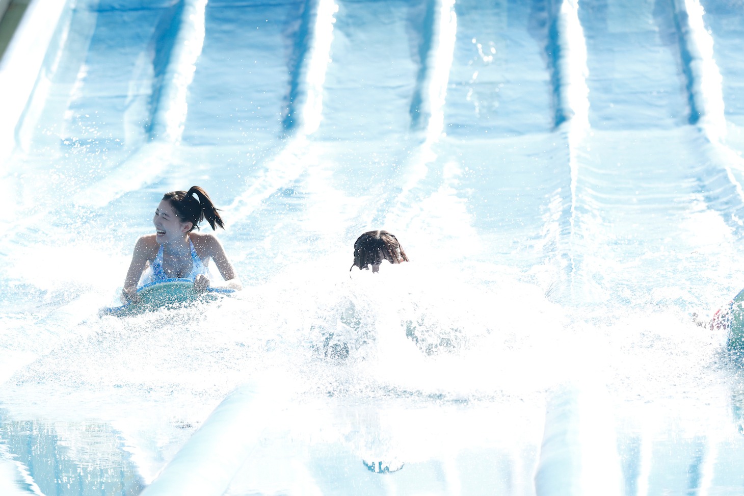 「ナガシマジャンボ海水プール」のCM撮影中のワンシーン。(c)AKS