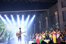 森山直太朗×ももいろクローバーZ×私立恵比寿中学×チームしゃちほこによる「若者たち」のリハーサルの様子。